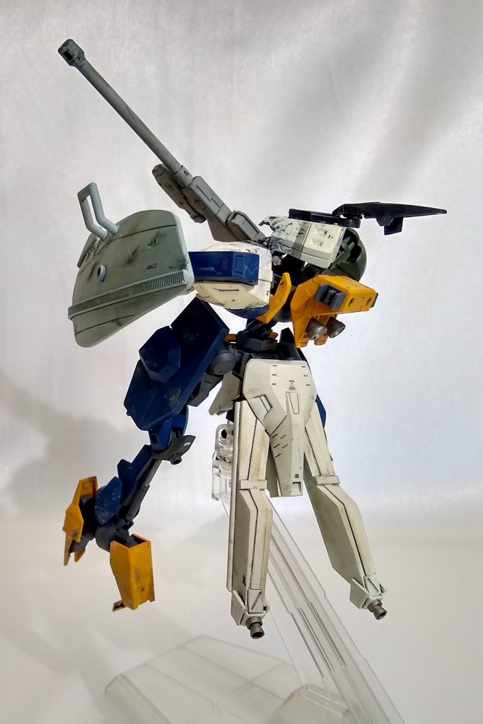 厄祭戦時のMSでユーゴーが好きなので、今回のベースにしてみました。腕部と一体化した大口径砲、機動性を確保しただけのフレーム補修、艦艇の装甲板を持たせただけです。制御・通信系のユニットだけ新規製造で、人間側の通信規格が使える都合の良い弾避けの完成。設定としては胸クソですが、MAが人類種の天敵な点では合ってるかなと思います。