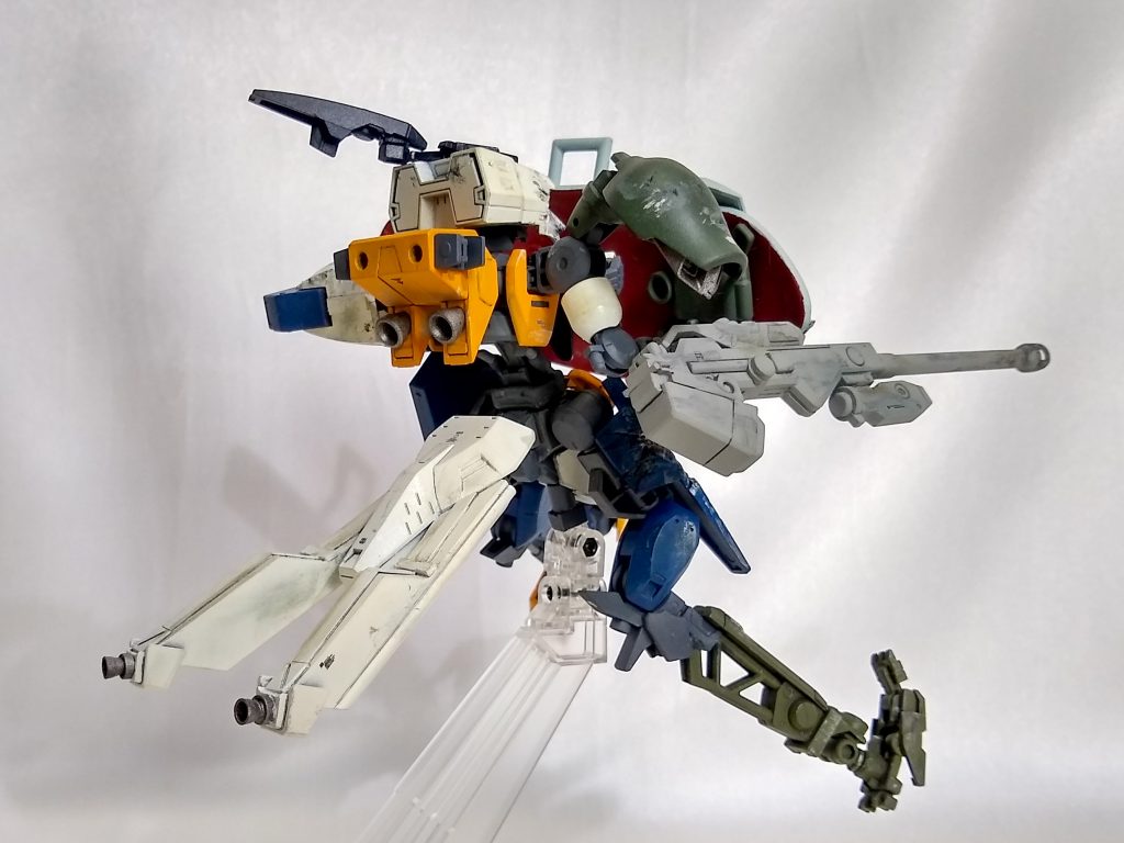 左手のシールドは樹脂製カレー皿を切り出しました。加工性・接着性は難ありです。あとはノリでジャンクパーツ盛ってダメージ加工しました。リヤスカートは可動軸付けて、プラペラントタンク増設した感じです。ユーゴーのコックピットは頭部なので、制御ユニットを埋め込まれてます。長期運用を想定せず劣勢になれば、自爆突撃させるので雑な補修しかされていません。