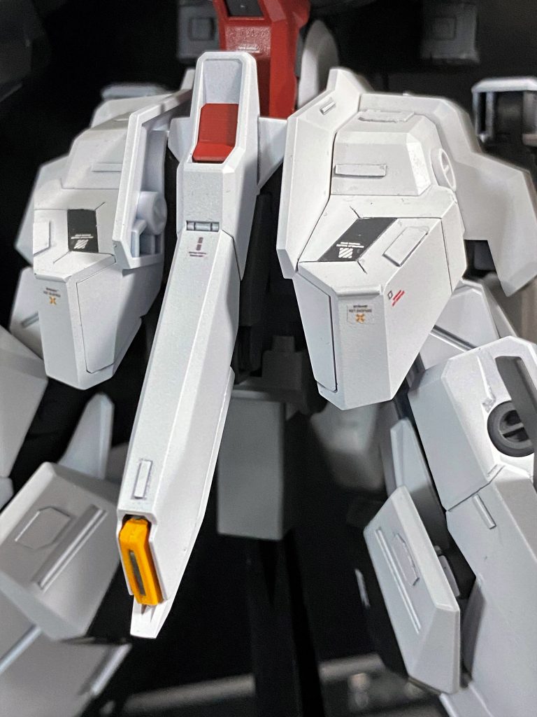 改修はアンテナのシャープ化、股間のVエンブレム消去、線・凸モールド追加、股間スラスターパーツ紛失によるスクラッチ、＋α（後述）です。このハイゼンスレイⅡの制作から塗装にエアブラシを導入し、全塗装を始めることになりました。カラーレシピは以下の通り黒下地・フレーム等：[ガイア]メカサフスーパーヘヴィ白・黄・赤下地：[ガイア]メカサフライト白：[クレオス]GXクールホワイト黒（紺）：[ガイア]ニュートラルグレーⅤ黄：[ガイア]橙黄色赤：[クレオス]GXハーマンレッドセンサー：ガンダムマーカー ガンダムメタブルーそのほか部分塗装：ガンダムマーカー シルバートップコート：「クレオス」スーパースムースクリア つや消し