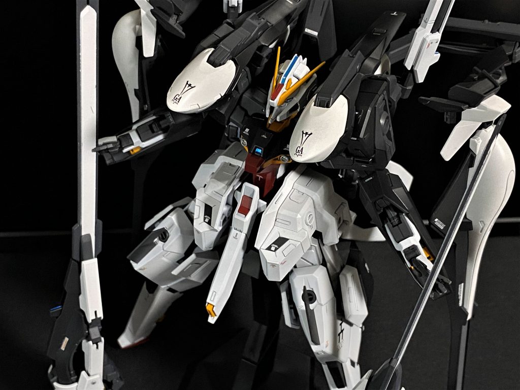 このキットはほとんど合わせ目が出ないので、できた余裕でモールドによる情報量増加をしてみました。特に胴体よりも巨大なスカートに目が行くのでここは重点的に…スジボリで枠を作り、その中をフレーム色で塗装することで疑似的なフレーム露出というようなディティールも試してみました。