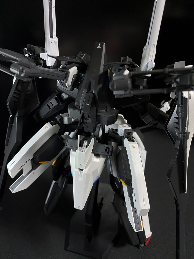 そしてここからが改修の+αです。プレバン発売の[ハイゼンスレイⅡ]はホビマガ掲載当時のデザインのため、腰のテールバインダーが跳ね上がった羽子板みたいなパーツでしたが、どうしてもあの部分がイマイチ好きになれなかったため、ReBoot版デザインで公開されたジェネレーター入りテールバインダーをスクラッチで自作しました。また、臀部のブースターポッドは[ヘイズルⅡ]の強化型と交換してあります。ちなみに股間部に装着する強化型ブースターポッドに関しては、そもそもブースターポッドの数が足りていないのと、サイズ感がおかしくなることもあって装着しませんでした。