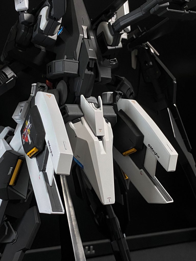 初めてのスクラッチ作業ということもあって、細部を見るとまだまだ粗はありますが、個人的にはなかなかうまくできたんじゃないかと思っています。白色のカニバサミのような部分はプラ板で箱組み。中の仕切りやフレーム部分は別パーツ化して、あとで塗装してからはこの中にしまい込んで接着してあります。黒い部分はプラ板とエポパテによる五角形のテーパー箱を作って接着してあります。スラスターはWaveの角バーニアを利用。写真はありませんが、設定画にあった付け根側のジェネレーターパネルも作ってあります。