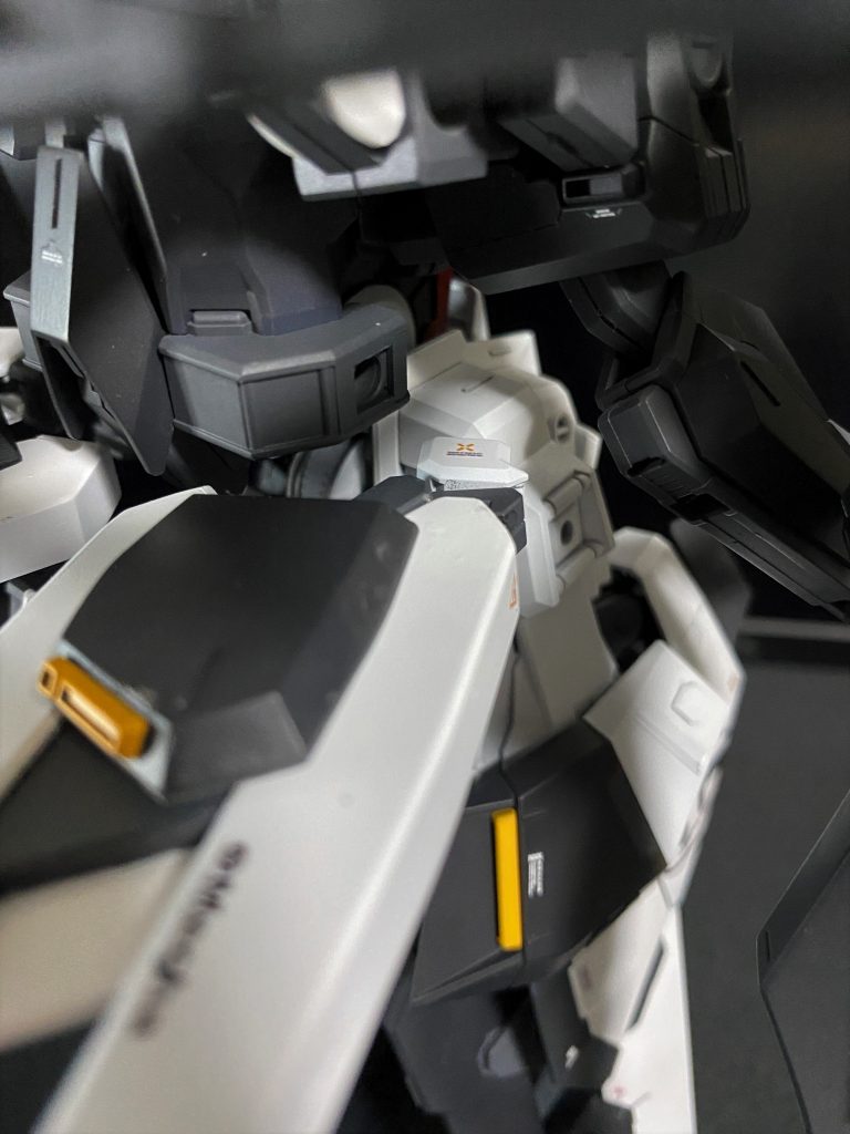 わかりにくいですが、基本的に[ウーンドウォート]の肩から上腕にかけてのパーツを接続軸として利用しました。[ウーンドウォート]の肩の軸の径がテールバインダーを差し込む穴の径よりうっすらと大きい程度で、しかし刺さり方が浅いため、肩パーツをバインダー接続穴の上側から差し込んだうえで、下からは[ウーンドウォート]の股間-脚部を繋ぐ軸をカット・調整して下側から肩パーツに差し込み、抜け防止にしました。