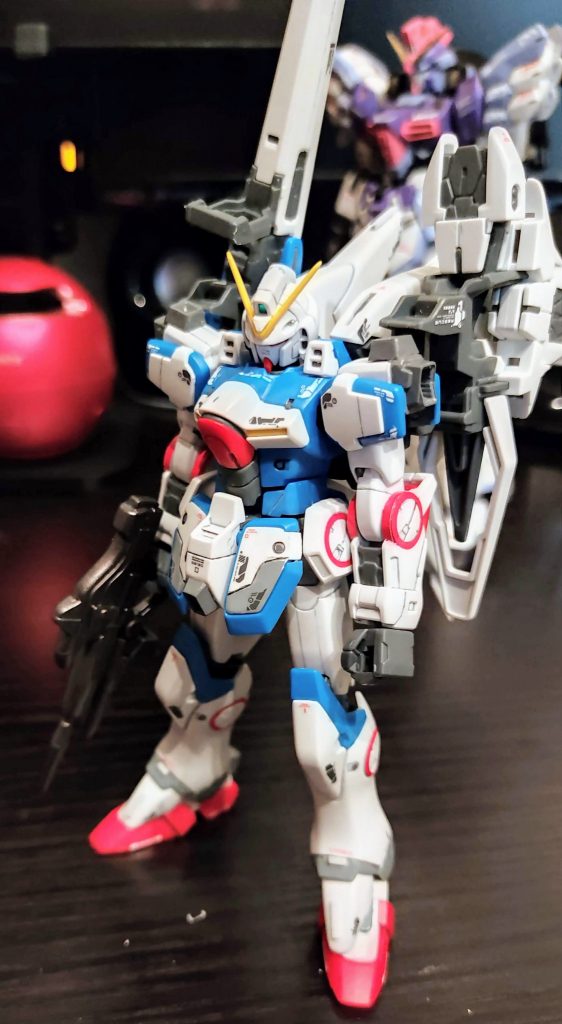 デカールと部分塗装後です。適当にプラ板を貼り付けて削って、市販のバーニアパーツを貼り付けました。