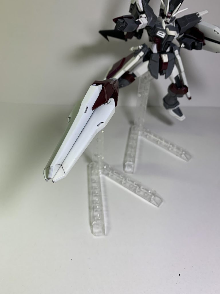 ドラグーンブラスターこの兵装はビームシールド(本機では機能しない)のユニットに直結されていて、ドラグーンを3機砲門が連なるように装備することで火力を高めることを目的としたものである。3門同時斉射で最大火力となり、3門各斉射も可能で、その場合はより多数に対する攻撃が可能となる。また、この兵装ごとドラグーンとしても機能する