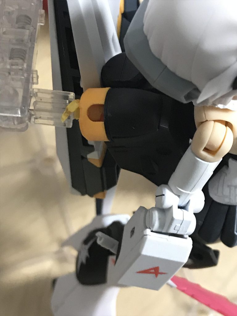 バックパックは幅を思いっきり詰めてFAガールが背負っても違和感のないサイズにしました。(画像わかりづらくてすみません)自立できないのでバックパックに穴を開けて支え棒で立たせてます。穴が大きくなりすぎたのでマスキングテープで支え棒を太らせる適当っぷり、いーんだ俺から見えなけりゃ(てきとう)