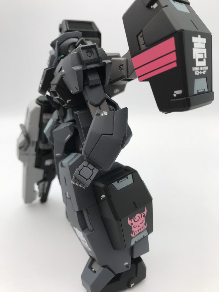 ピンクのタトゥーデカールを使用したかったのでラインの差し色もピンクにして統一感を出しました。ラインのデザインはあまり気に入ってないのですが、マスキングがとても上手く出来たので妥協しました。