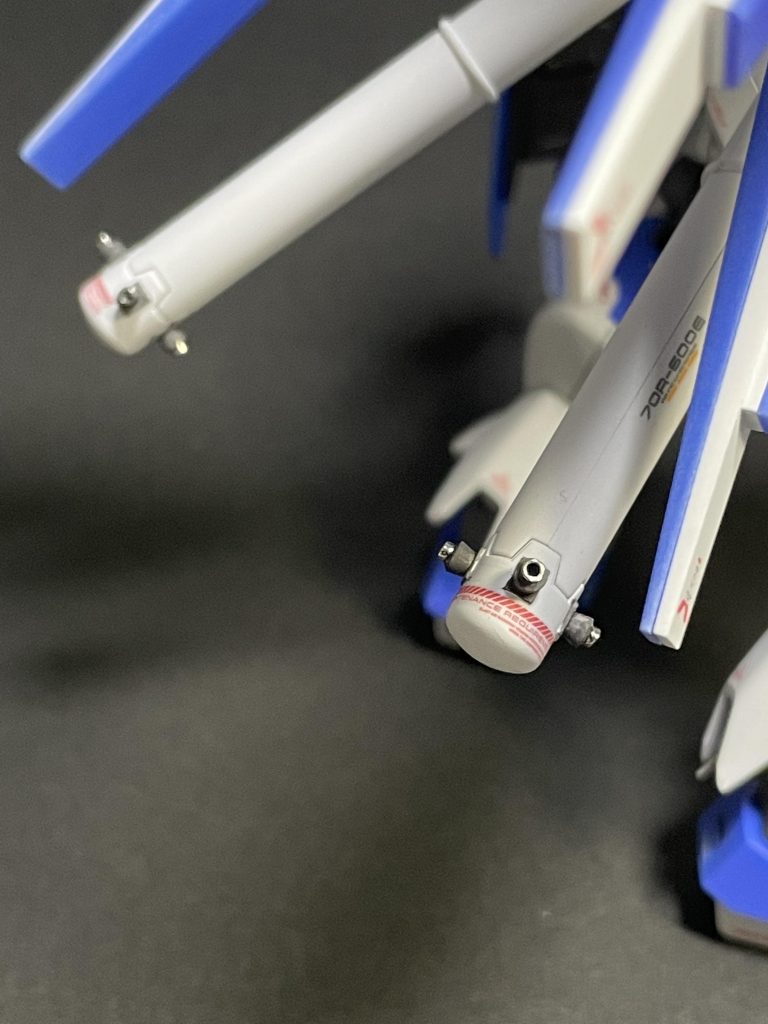 ここは塗り分けて手芸屋さんの格安メタルビーズで仕上げ