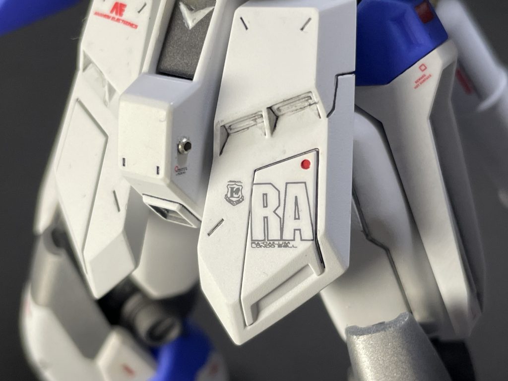 ここも手芸屋さんのビーズ。フロントアーマーのデカールはロンドベルとラー・カイラム