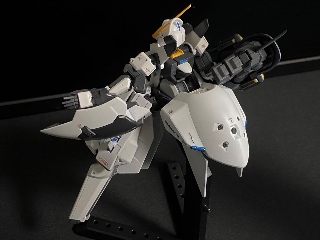 例に漏れず、センサーカラーはガンダムマーカーのメタブルーで塗装してあります。改修はアンテナシャープ化（先端のみ鋭角化）、股間のVマーク消去、足の合わせ目消し、穴・線・凸モールド追加です。また、ラージシールドの取り付け具が口の字だときっちりしすぎて腕部装甲の塗装をはがすので、接続ピンと反対側の梁をカットして凹の字にしました。コンポジットシールドブースターの色が違うのは元々[キハールⅡ]カラーで塗装したためなのですが、多分実際の運用でもテストチームカラーと実戦配備カラーが混在するなんて普通にあるだろうという解釈の下、統一はしませんでした。