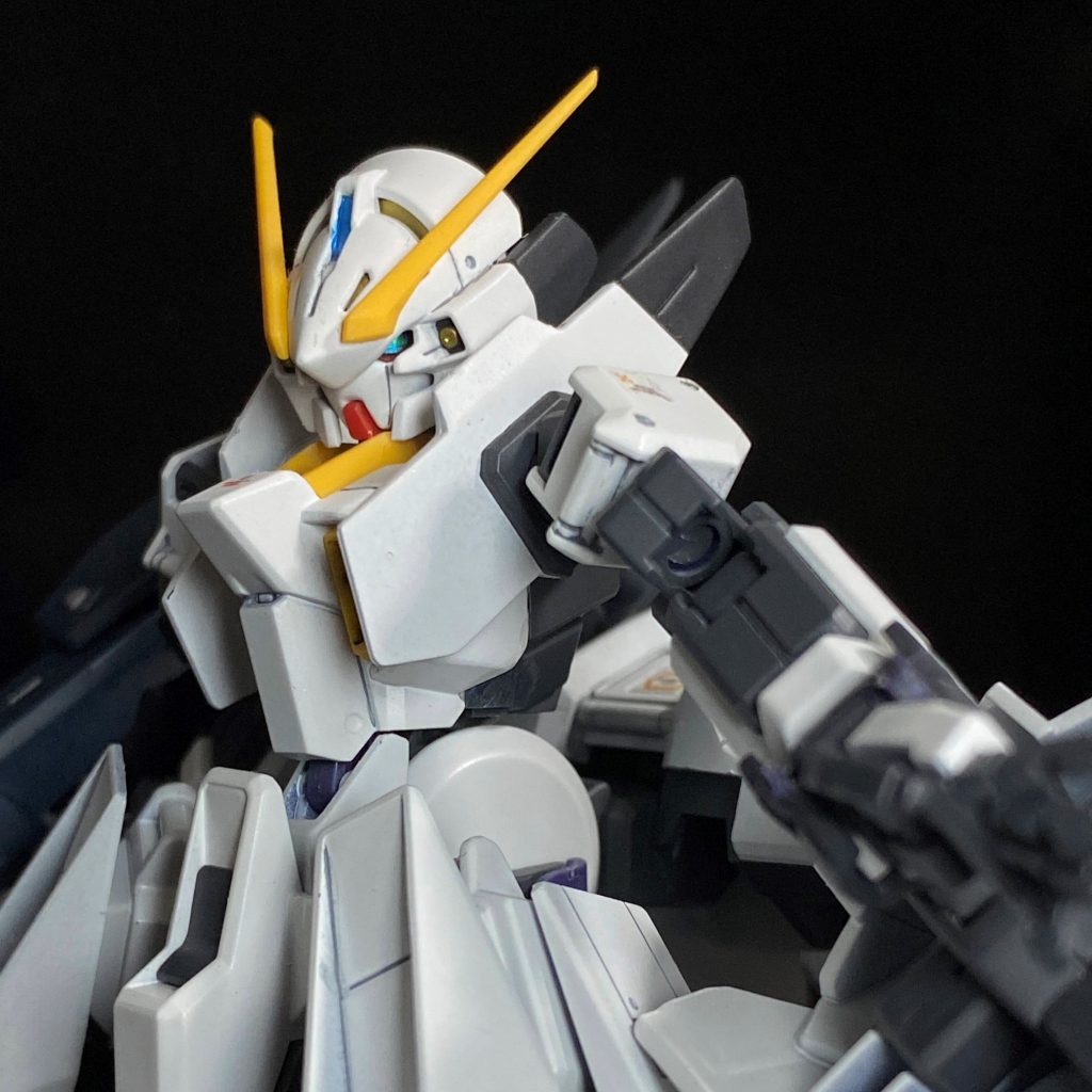 塗装はエアダスター（イージーペインター方式）による塗装、トップコートのみ後日行ったのでエアブラシ塗装です。カラーレシピは以下の通り。フレーム：[ガイア]メカサフスーパーヘヴィ白：[クレオス]GXクールホワイト黒（紺）：[ガイア]ニュートラルグレーⅤ黄・赤：成形色の上にクリアセンサー：ガンダムマーカー ガンダムメタブルートップコート：[クレオス] スーパースムースクリアー つや消しデカール貼り付けなどが終わってから天候に恵まれず、1か月近くトップコートお預けを食らっていました。スーパースムースクリアを初めて使ってみたのですが、産毛が生えているようなしっとり感が何とも言えません。