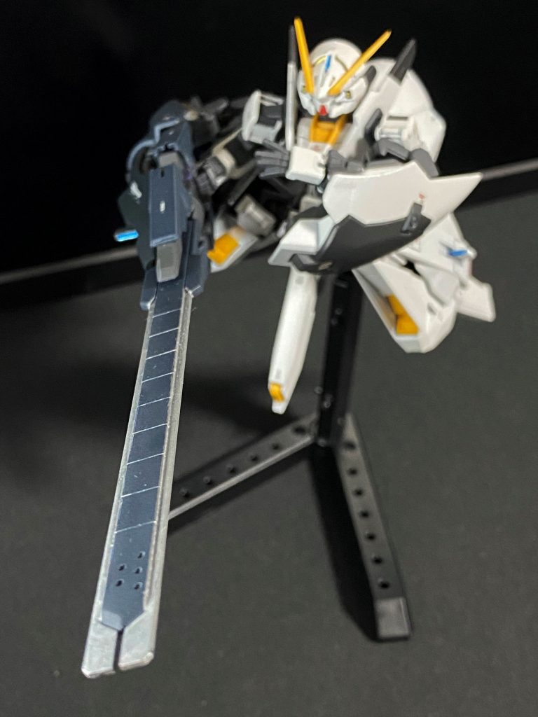 コンポジット・シールド・ブースターのブレード・バレル部分はSガンダムの連射型ビームスマートガン的なモールドとブチ穴を追加してみました。