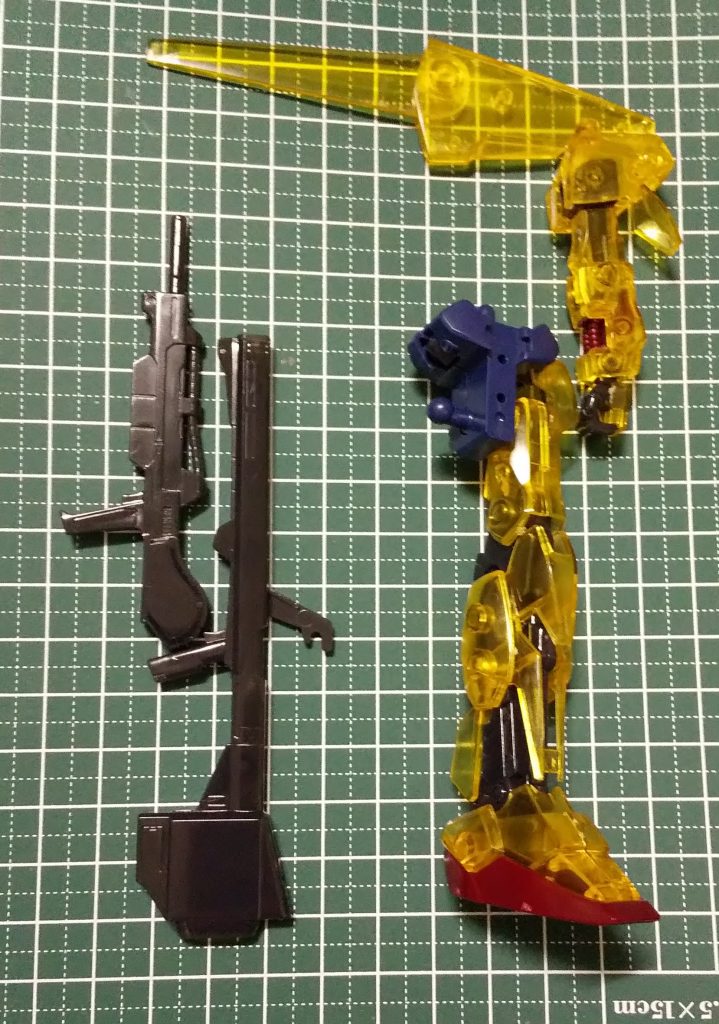 左半分のクリアカラーパーツと武器はそのまま素組みしました。