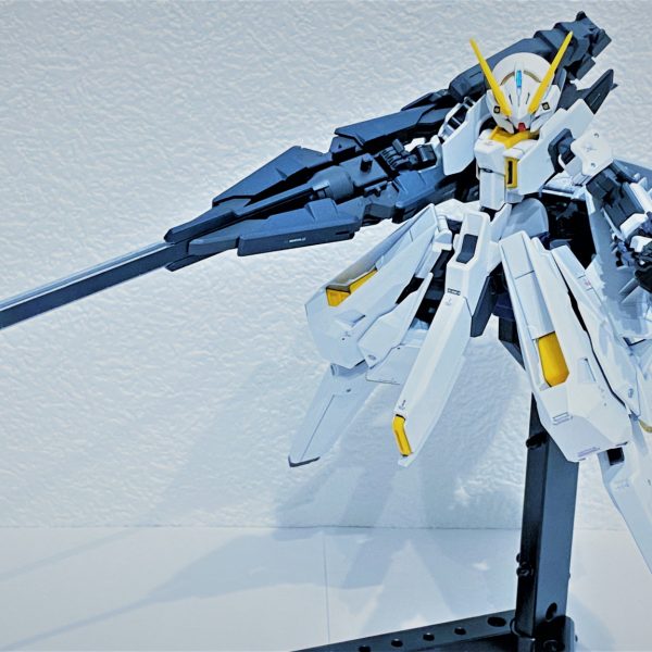 クリアコート待ちの機体その１ガンダムTR-6 [ウーンドウォート]クリアコートを吹こうとすると雨が降る呪いのかかっているので、なかなか最後のトップコートを仕上げることができません。元々は[ヘイズルⅡ]として購入・作成したものなのですが、[キハールⅡ]や[ハイゼンスレイⅡ]とパーツのやり取りをして標準的な[ウーンドウォート]の構成にまとめました。実戦配備カラーをテストチームカラーに全塗装。ラージシールドのみ[ヘイズルⅡ]から引き継いで装備し、コンポジット・シールド・ブースターは[キハールⅡ]の時に塗装したカラーで持たせています。（2枚目）