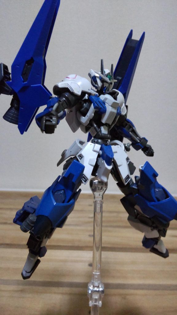 メインの脚はグレイズフレームにアスタロトリナシメント等のパーツを組み合わせていますその他は概ね他ガンダムフレーム機体のパーツをそのまま使ってます頭部はダブルオーにバルバトスの頬を貼り付けました