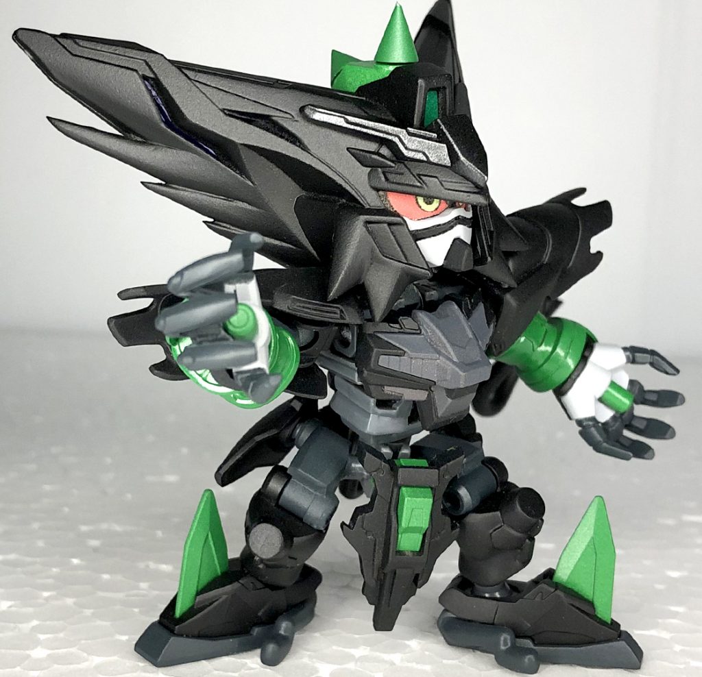 肩内部にはクロスシルエットのフレーム股関節周りは前後アーマーを大幅に縮小と大きなアクションが取れるように改造を施しています。