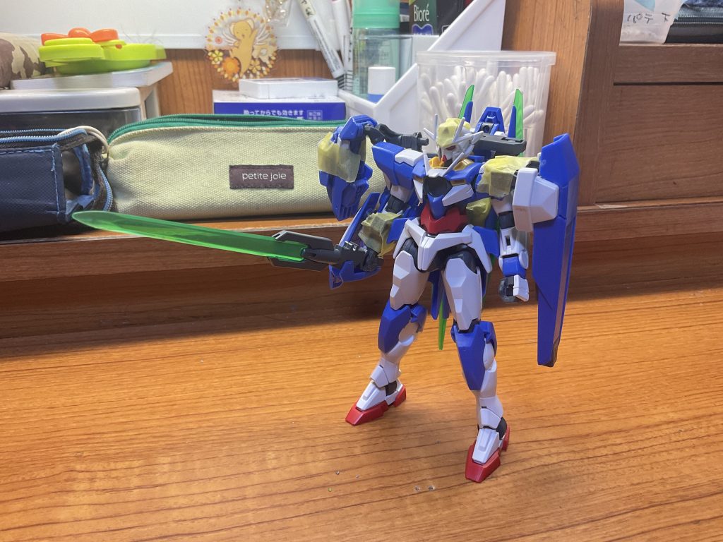 完成手前の仮組状態。バックパックから右肩部に向けてアームを増設し、GNドライヴを追加。