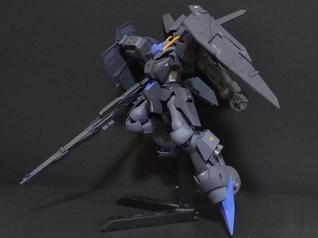 スナイパーなのに飛ぶのが得意です。ビームライフルはHGザクウォーリアのものです。