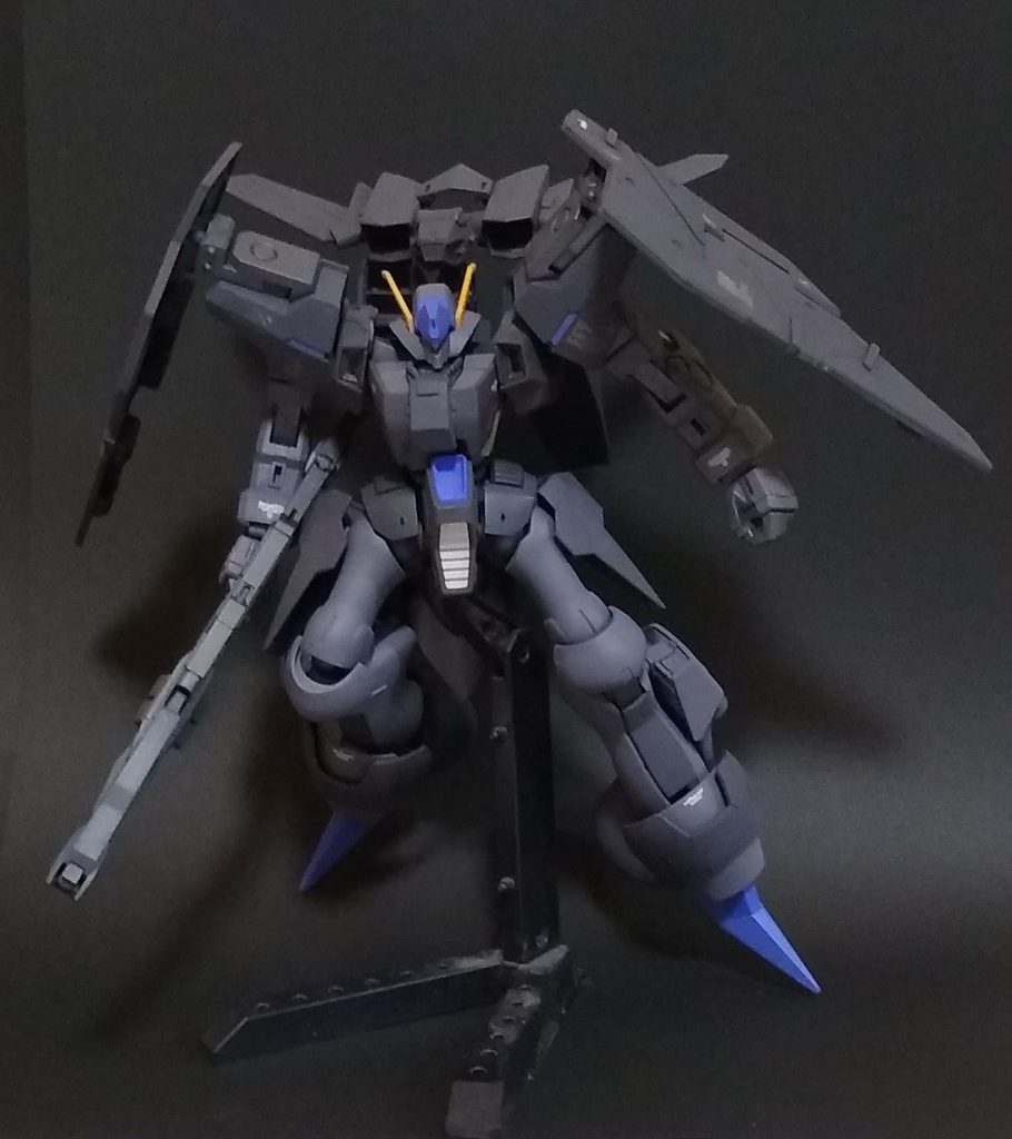 飛行時はシールドの空気抵抗を利用して揚力を補助したり、制動をかけます。小型分散化したスラスターとあわせて総出力は低下していますがオリジナルのバイアランと同等の運動性能を確保してます。