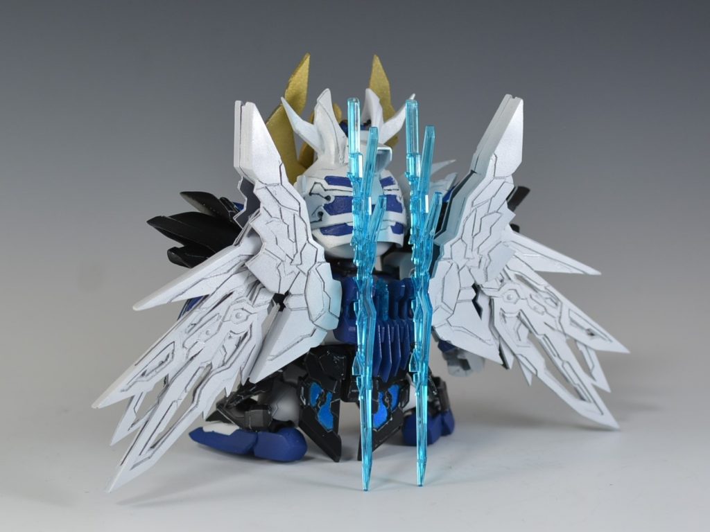 特徴のウイングは大型化し、折り畳み機構を自作。制作時アニメ放送前で折りたたみ方はオリジナルになってます。