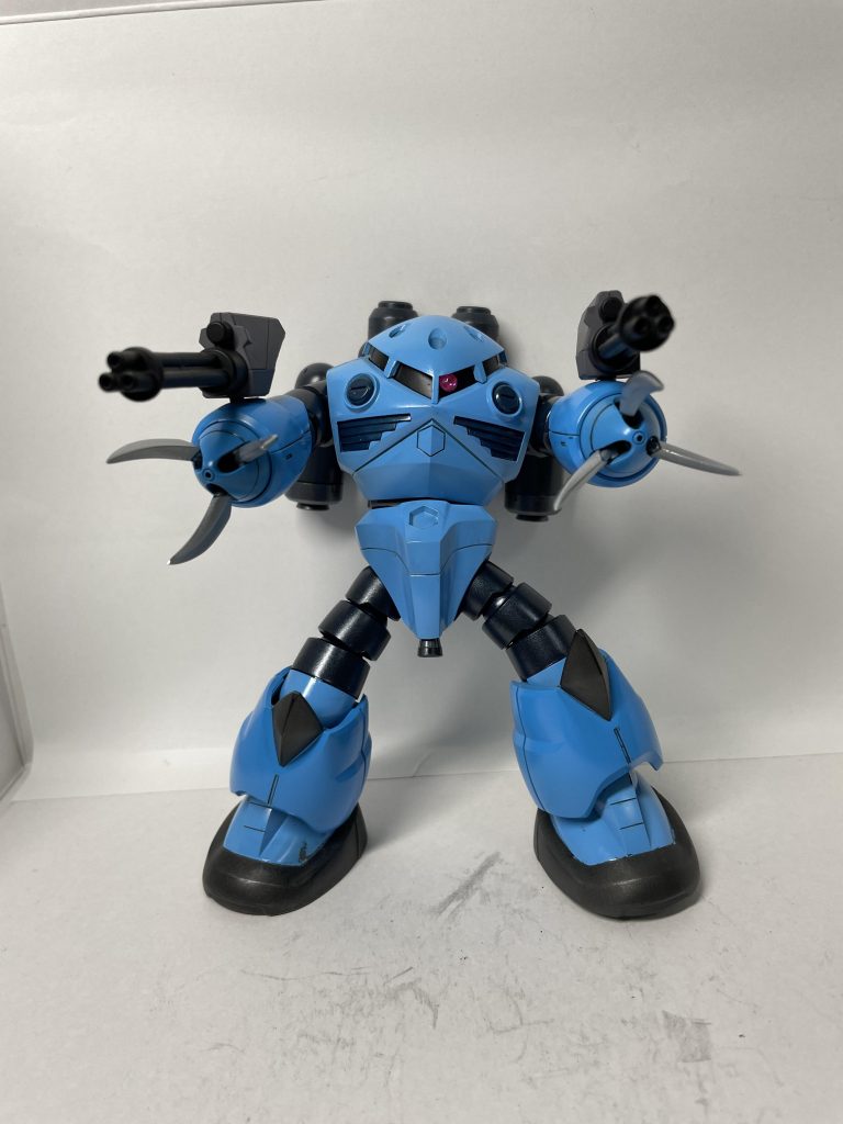 武器の携行ができないため両腕部にガトリングを追加して火力を上げている。