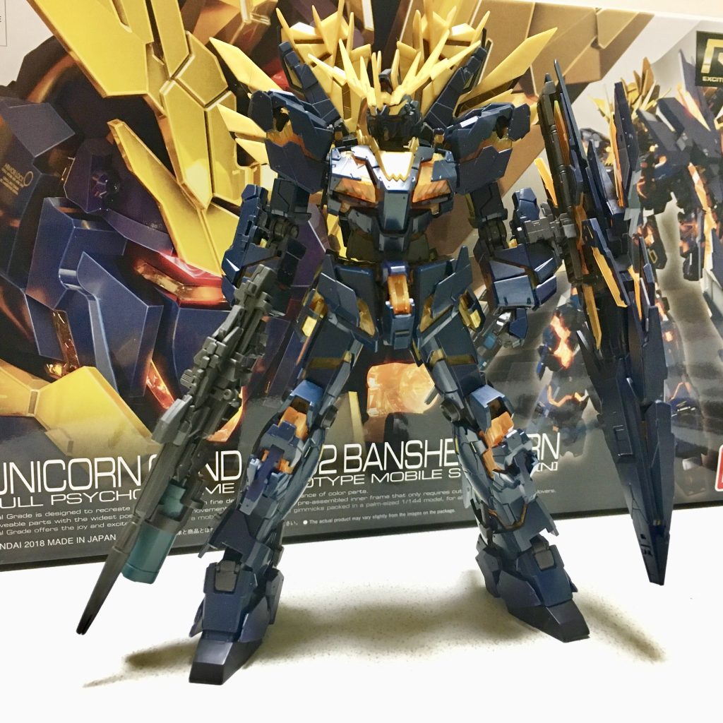 素組み写真もありました。サイコフレームや金色部分の色合いが控えめですね。