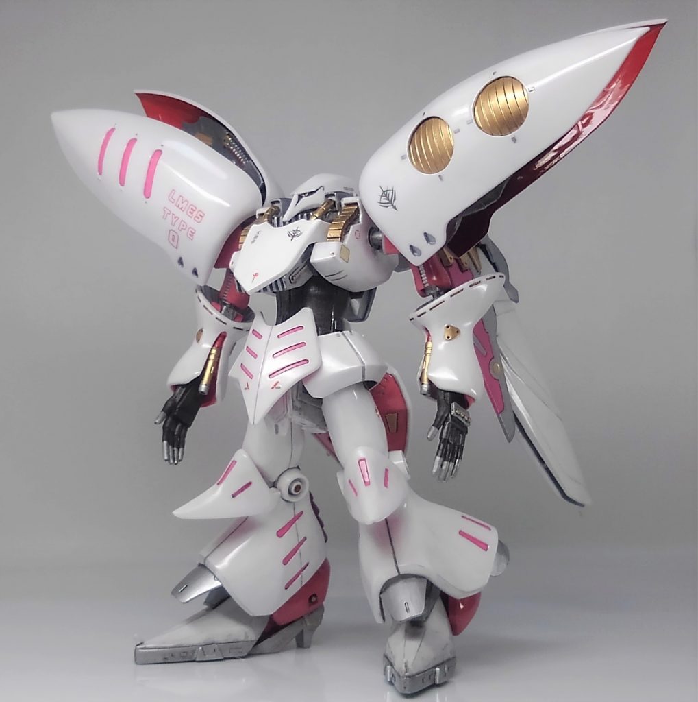 リバイブ版ではない古い方のHGキュベレイです ハードオフにパチ組ジャンクで売ってました 再販が買えなかったので助かりました腰パーツを延長、手は手のひらと指を2倍の長さに、膝下の足ブロックはハマーンと合わせるとかなり短かったため足パーツを大きくしました ヒールだと自立に問題が出そうだったので接地面積を大きくし鉛をしこたま詰め込んで重りにしました なのでかなりリアヘビーですが自立に問題無し ビームサーベルと柄は無かったので適当なパーツで代用です白とピンクは成形色で、紫の成形色は全て他の色に塗りつぶしました ラッカー筆塗りですオラ設定で「エルメス2、プロトタイプキュベレイ」としています 長文設定が後ほど出てきますのでお暇な方は読んでみて下さい