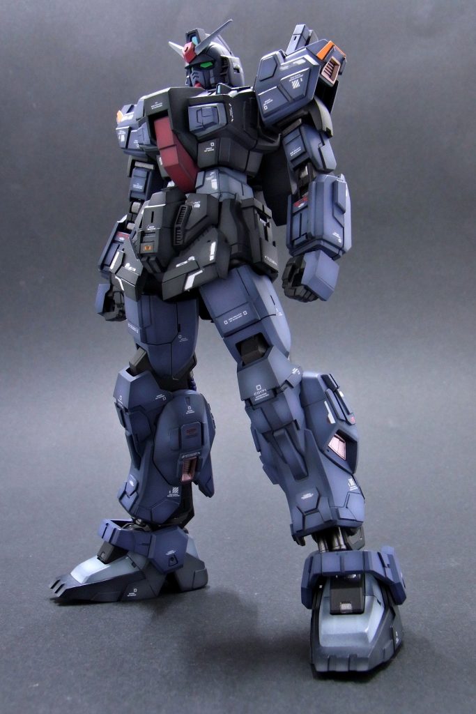 全身像です。このデザインで作ってみましたが、前作と比べると暗色も手伝って、結構いかつくなったかと思います。前作のマーク2の身長比べに登場した黒いマーク2なんですよね。