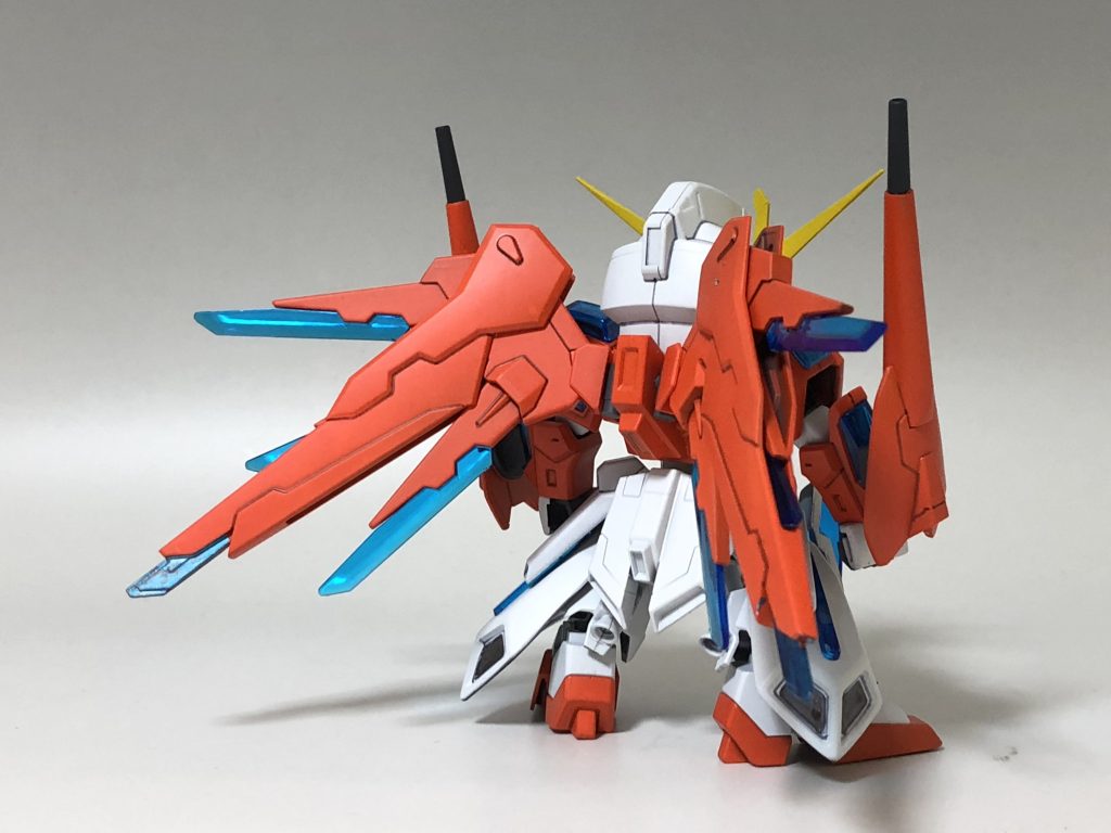 背面。SDだとHGの羽根がハッタリが効いてて更にカッコ良くなりますね！