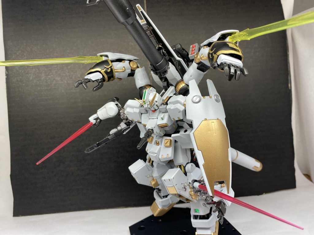 ビームサーベルはシナンジュの腕に収納されているのが2個、腰にマウントしているのが一つ、左足のジムの腕の近くに一つあります。