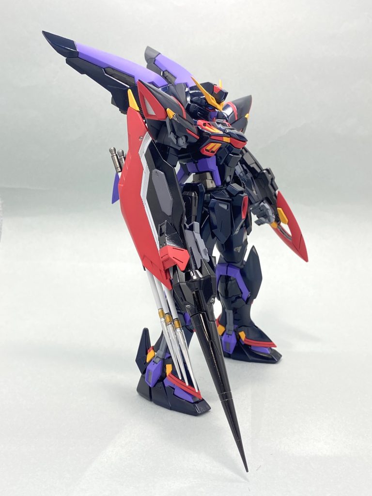 右腕の武器トリケロスは全体を短縮しました。ビームライフルは排除してショットランサーにしました。ショットランサー部分はイージスナイトのランスになります。