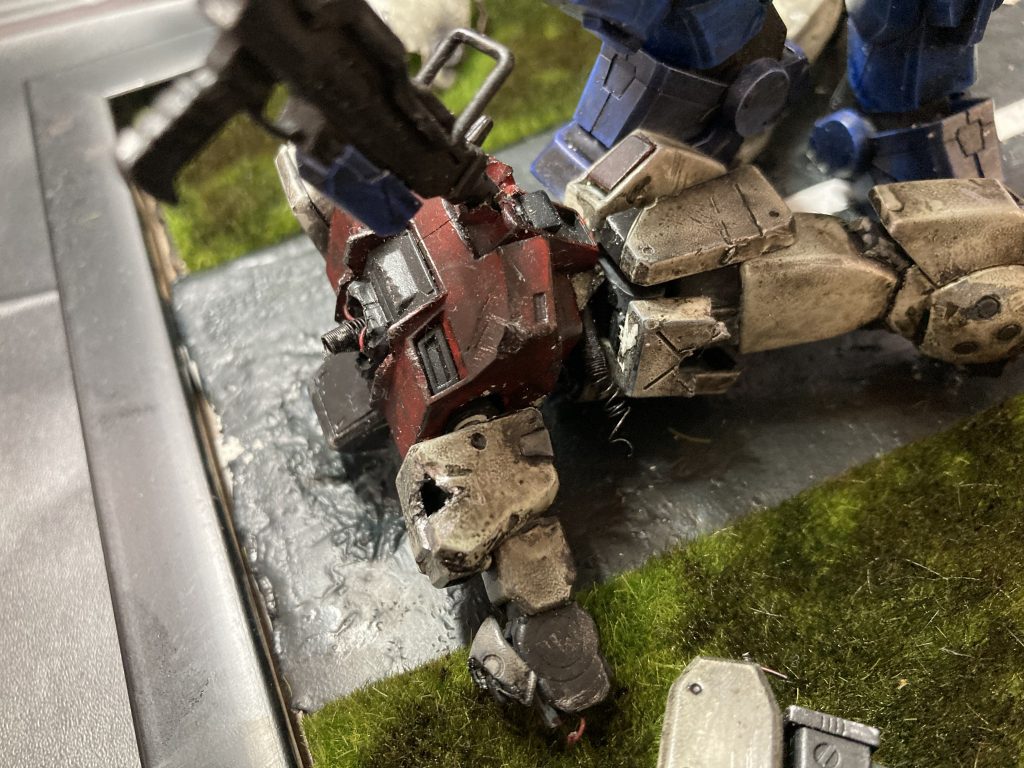 胸部です。ライフルが刺さっていたり、頭部がもげてたり、腰から部品が飛び出てたりで過去一映えた部分だと思います。