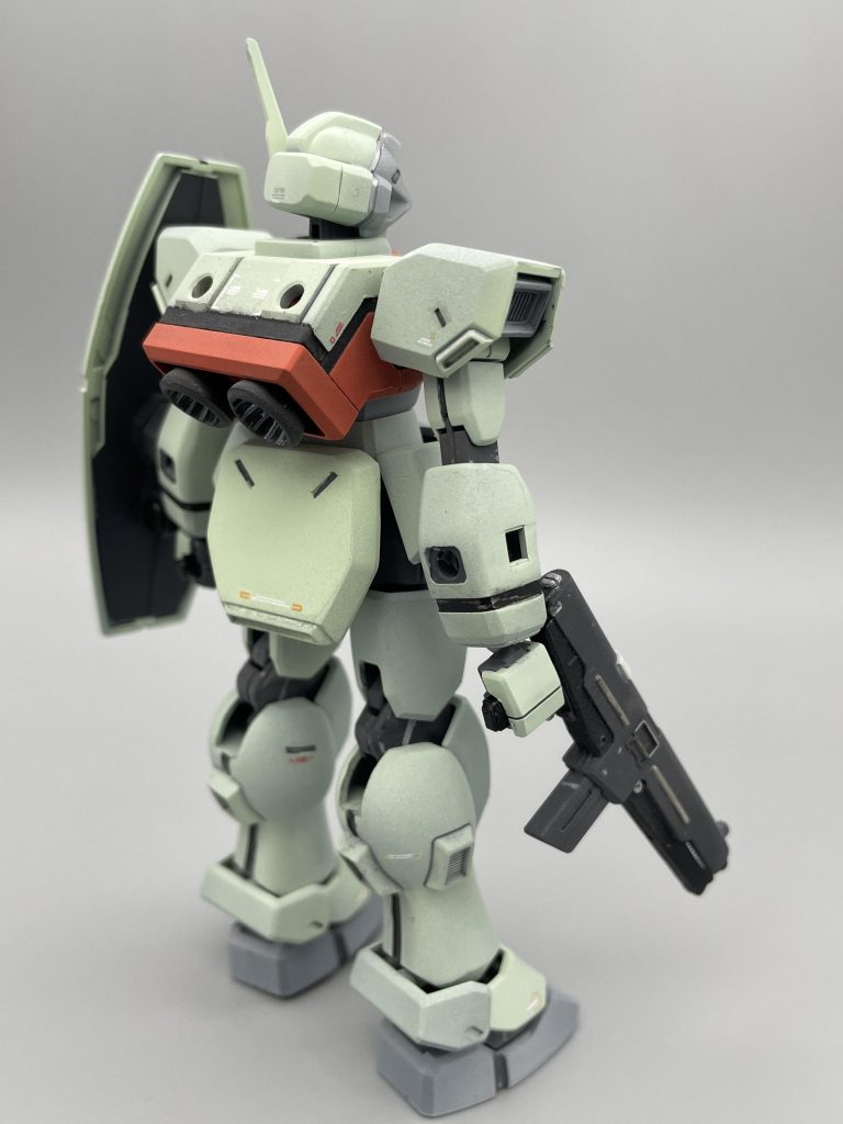 背面側腕・脚を合わせ目消しした他、肩にエルドラドートレス用余剰パーツを用いて排気口風の装飾を施しました。削って押し込めるだけの簡単工作。