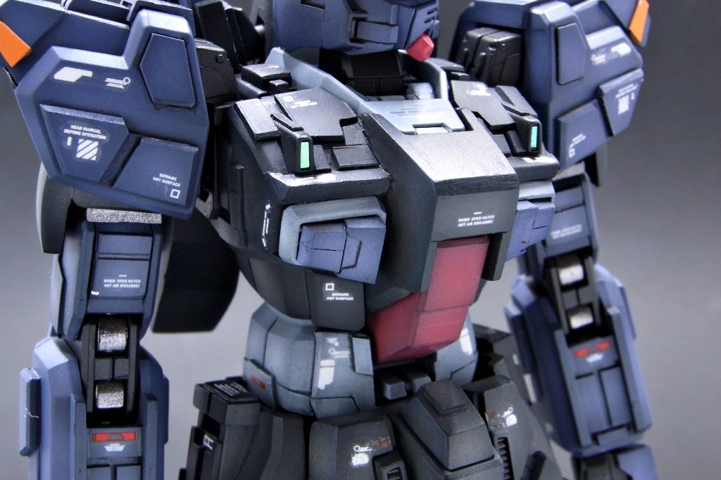 胸部です。MGのνガンダムのような多層装甲デザインを表現してみたかったのですが、どうでしょうか?😃ちなみに胸部ダクトカバーは着脱できます。