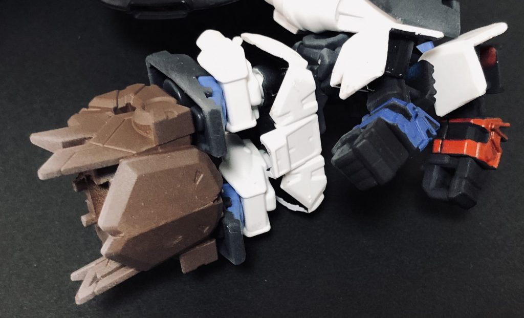 スピードの左腕、どんな敵も切り裂く超電磁ナックル!ちなみに、両方の肩口についた計4本の腕はロケットパンチならぬフィスト(拳)ビットです🤛💨 ファンネルみたくトリッキーな動きはできませんが、ぶち抜く!、掴みかかる!といった物理攻撃はお手の物です(笑)