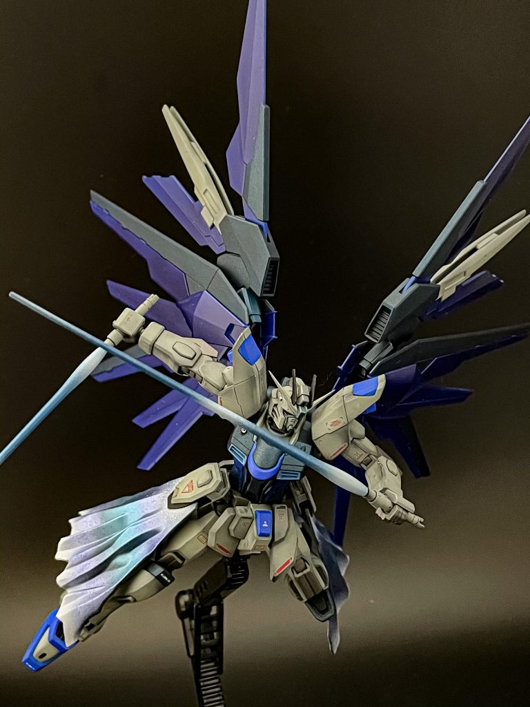 光のマントクスフィアスレールガンを廃してリナーシタのビームマントを基部ごと移植。ストフリの光の翼をイメージして塗装しました。