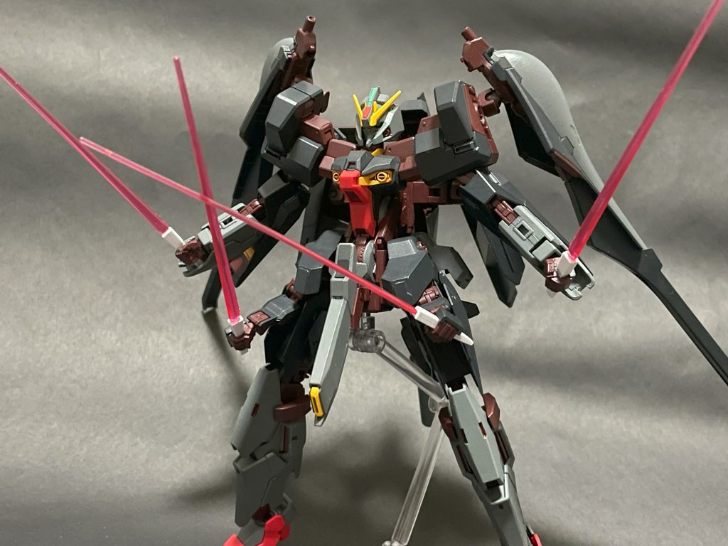 膝のサーベルと合わせて、四刀流ができます。