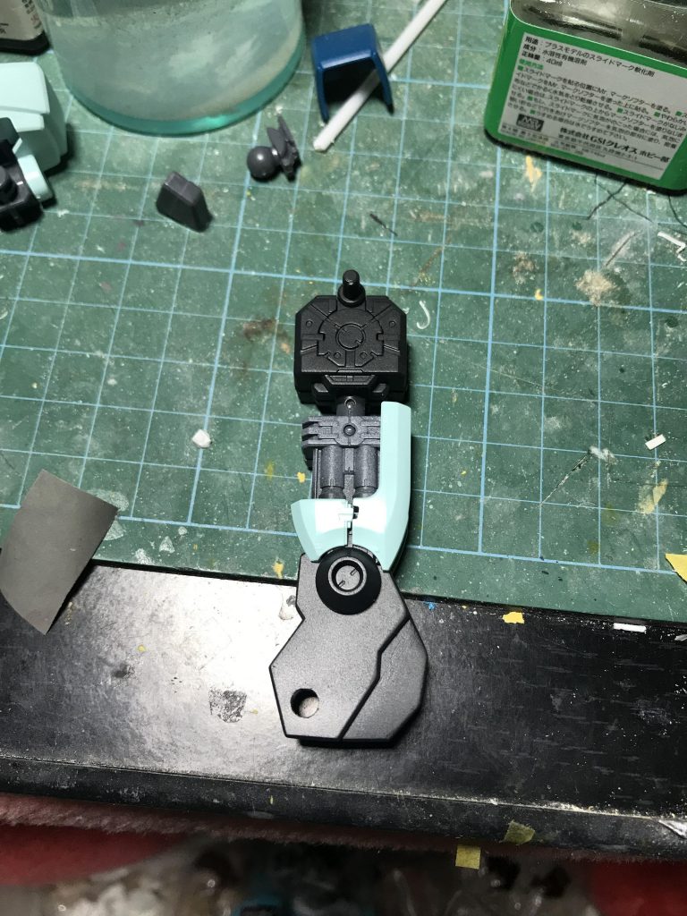 まさかの、太もも裏に装甲なし(笑)バックパックもデカいし、こんなトコ被弾なんかしねーし、軽量化!軽量化ぁ‼︎って事なんでしょうね(笑)