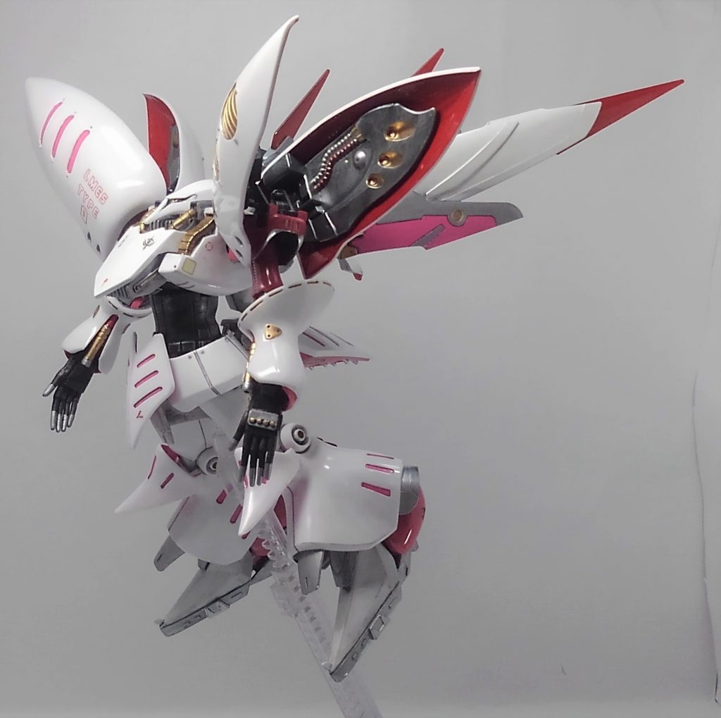 巡行時飛行時には赤いエフェクトが背部バインダーに出現する設定です以下、「エルメス2、プロトタイプキュベレイ」長文オラ設定 クソ長いので暇な人以外は飛ばしてください宇宙世紀0084、ハマーンが実権を握っていた小惑星アクシズに突如としておかしな男が現れる。捕らえられハマーンの前に連れてこられた男を見たハマーンは驚嘆する。凄まじい力をその男から感じた故であった。常人ではないと感じたハマーンが男の拘束を解き話を聞いてみると、行方不明の嫁を探しに宇宙を巡り、太陽系外からアクシズに来たという。荒唐無稽な話ではあったがハマーンには男の言葉が真実であると何故か分かった。さらに詳しく話を聞くとハマーンとミネバに探している女性に似た波長?的なサインがあったらしい。だがもちろん人違いであった。男は迷惑をかけたことを謝罪するとともに、そのお詫びとして人形兵器の開発を手助けしたいと申し出てきた。普通ならば機密保持のため当然拒否すべき申し出ではあったが、ハマーンはこの閉塞した状況を打開する一助になればと、常人とは思えないと感じるこの男に開発途中と言えば聞こえが良いが、ただのスクラップ状態のエルメス2の開発を任せるのであった。技術部から小まめに報告は受けてはいたが、エルメス2がほぼ完成したという報告をハマーンが受けたのは一か月ほど後のことだった。あきれるほどの早さ。そして桁を間違えたのではないかと数値を疑うほどのスペック。これは貴女専用だと笑顔で語る男にハマーンは底知れぬ恐怖を感じたが、この機体に乗り込み宇宙を駆けると心が躍った。求めていた物をようやく手に入れることが出来たのだと。ハマーンの試験飛行を見届けると、男はこの機体の両足のエンジンと背部の巡行飛行用の装置は量産が出来ない物なので決して分解しないようにと言い残した後、アクシズから姿を消してしまった。男が消えてしまったことは残念ではあったが、男の残したエルメス2の設計思想、使われた多様な技術だけでも莫大な恩恵があると思われた。だがハマーンはエンジンと背部の飛行デバイスの秘密が知りたかった。これが量産できれば全てをなぎ倒すことが出来ると確信できるほどの超越した技術であった。ハマーンは技術部に、エルメス2のエンジンと飛行デバイスの分解解析を命令する。技術部は謎の男により赤い十字のマークと謎の言語で警告らしきものが書かれた装甲版を外し、まずはエンジンから分解を試みた。だが何も解析できず、また元に戻すこともできなかった。報告によれば人類が未だ観測出来ない物質が内包されていたのではないかと言う事だった。そして分解していないもう一つのエンジンと飛行デバイスも動かなくなった。これも詳細は不明だが何らかの方法で連動していたのでは無いかとの報告だった。こうしてエルメス2は一旦は時代を超越したMSになったものの、心臓と羽を失いまたスクラップに戻ってしまったのであった・・。