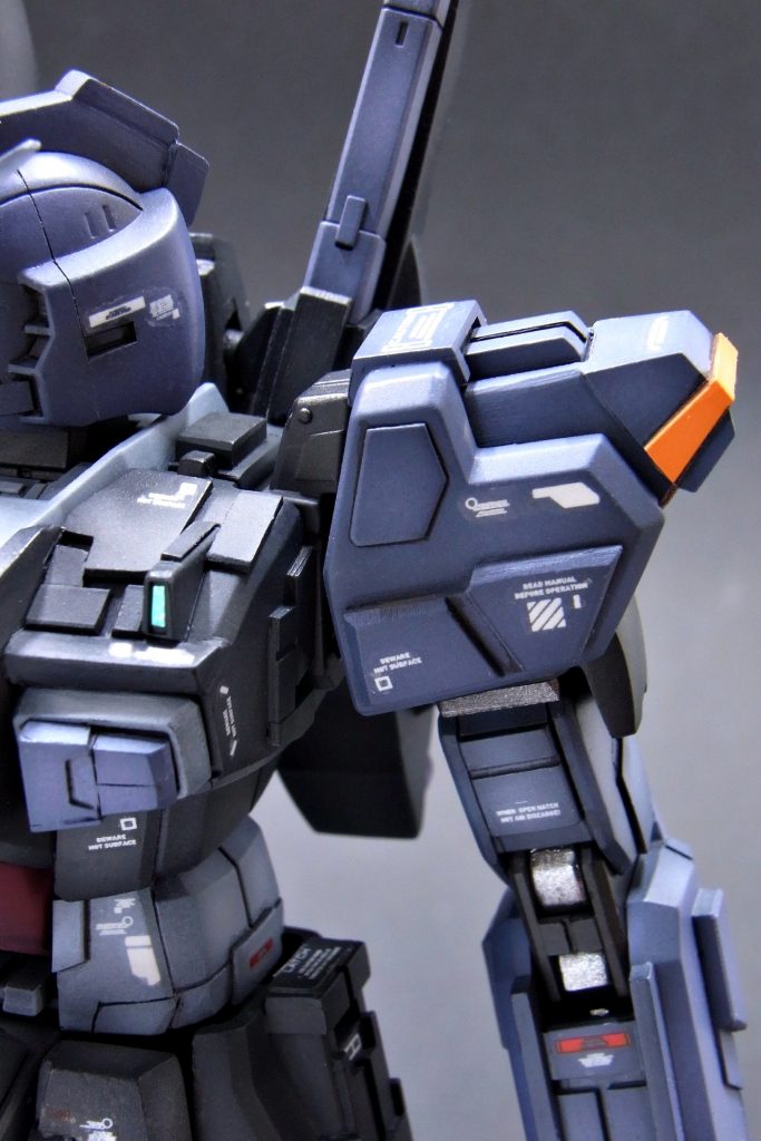 肩、腕です。肩の追加装甲ですが、自分で作ってみてすごく気に入っています。特に何かの武装が付いたり何かしらのパワーアップをしたわけではないのですが、デザイン優先で作ってみました。