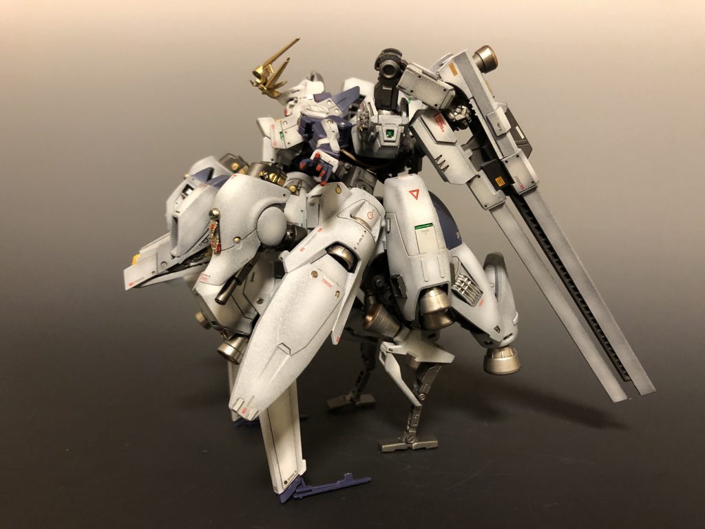 リアスカート内の隠し腕を展開して、フル装備でも自立を可能にしました。