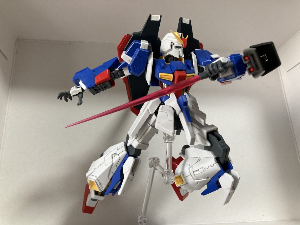 ビームサーベルビームサーベルは新HGから頂きましたハンドはコトブキヤのノーマルハンドの甲を塗装して使っていますライトニング自体が大きいので1/144には少し大きい手も違和感なくつけられて満足です