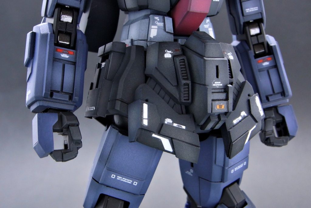 腹部、腰部です。肩、腕と同じく、ここもデザイン優先です。足をのばした分、前装甲ものばしました。上下で切断してつなぎでプラ板を入れたのですが、気がついたら某MSのサイコフレームみたいになっていました。でもこれはこれで良かったかも😊