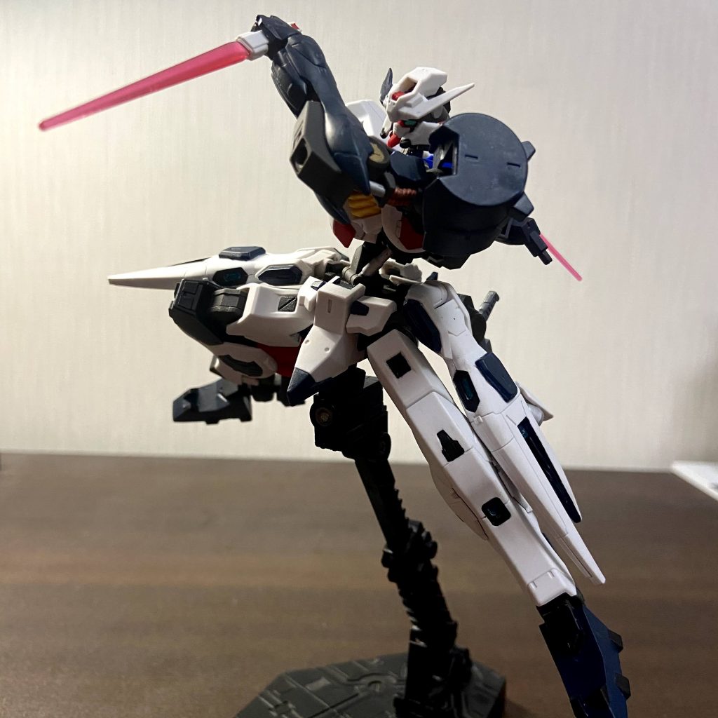 ビームサーベルの刀身を短くして素早い斬撃を繰り出すこともできます。