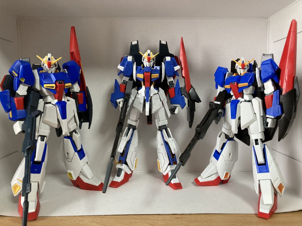 新旧HGと共に個人的にやっぱり旧HGのZガンダムが顔、スタイル共に好きですあと新HGは首回りが窮屈なのも残念です