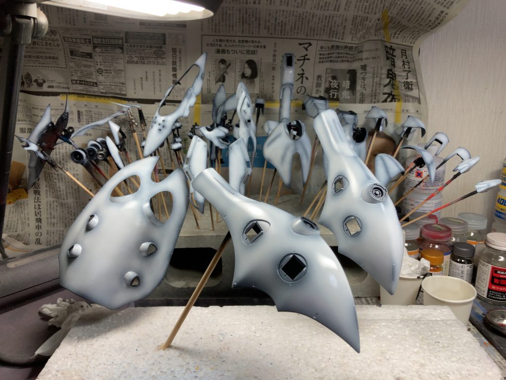 黒サフから白のグラデーションを経てパールコートした状態です。いわゆるシルバー系の方がギラギラして写真写りはいいのですが、個人的なキャラクターイメージのためにパールを選択しています。使用したクリアーレッドは、コピックのインクが手に入らなかったため、マーカーの芯を取り出しシンナーに浸して絞り、クリアーに添加して使用しました。