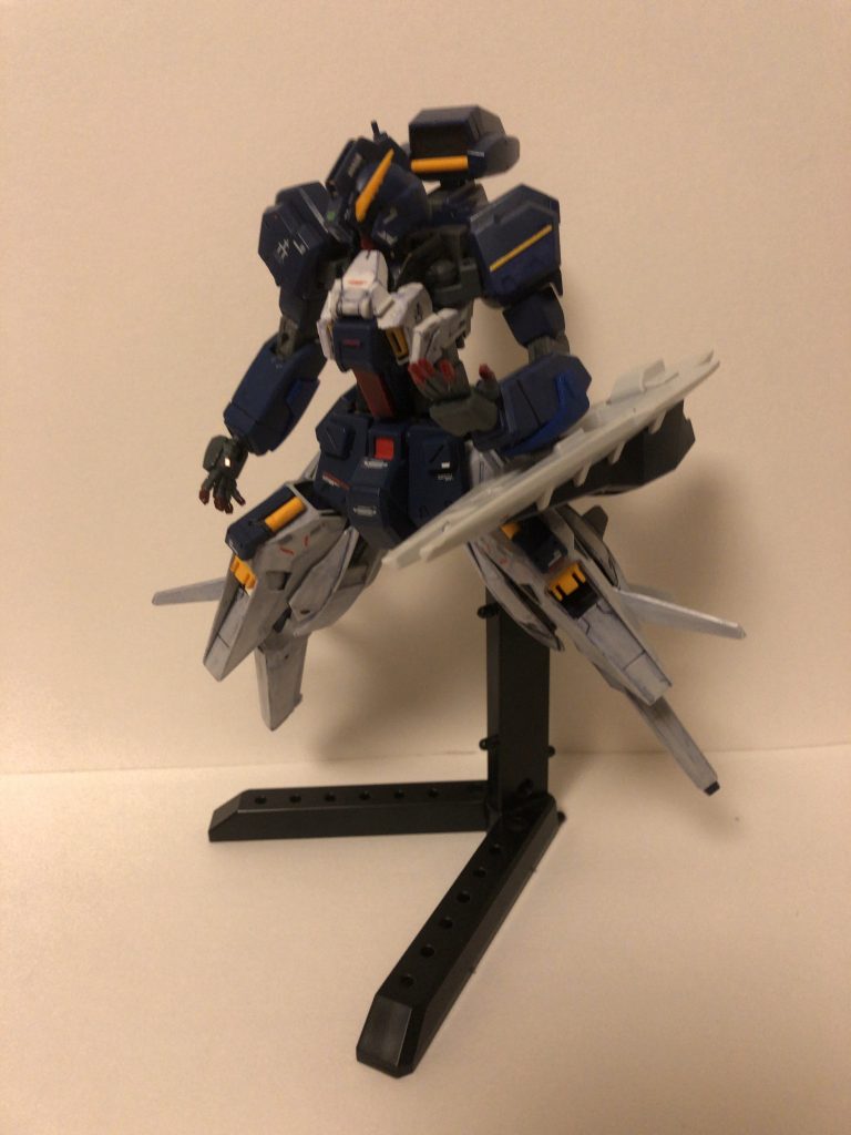 コンポジット・コート・ブースター、腰部のサブアーム、見えませんが、スカートの追加装甲をパージし、軽装形態にもなれます。写真には収めていませんが、ヘイズルのバックパックを外して、78のバックパックのみの形態にもなれます笑