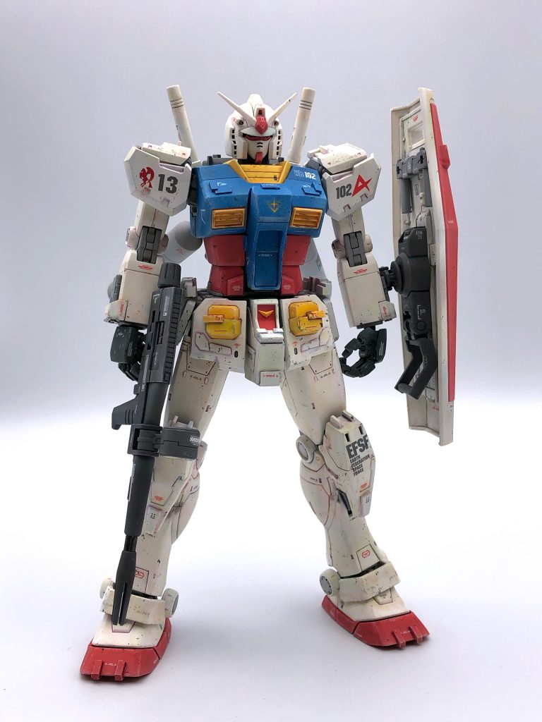 塗装と仕上げ 白はほんのり色のついた白をベースにハイライト部分をエクストラホワイト、エッジ部分をパールホワイトでドライブラシをしましたが、全く色調の変化がわからず、かつウェザリングを施した後にクリアを吹いてみれば、ただの汚れた白みたいになってしまいました。これはこれで味は出ましたが、時間が経って塗料が乾くにつけ黄色味が出ている気がするんですよね。