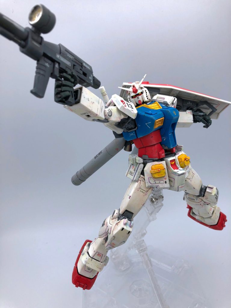 胸部 胸部の形状から野暮ったくて立体感が乏しくメリハリがなく感じてしまい、手足は若々しい雰囲気ですが、胴体はたるんだおばちゃんみたいな印象を私は受けてしまったので、そこはどうしても改善したい部分でした。ジム改やジムカスから流用しても良かったのですが、関節は作り直しになってしまい、そんな技術は持ち合わせてない私は、稼働の素晴らしさを残し活かす形で進めました。 胸部プロポーションのイメージはVer.Ka、GP-01、νガンダム、それぞれに似ているような感じを目指します。垂れた胸の感じがする黄色いダクト部分とコクピットブロックを持ち上げ前に突き出すように造形しました。元パーツを活かしているのでパーツ分割もそのままです。