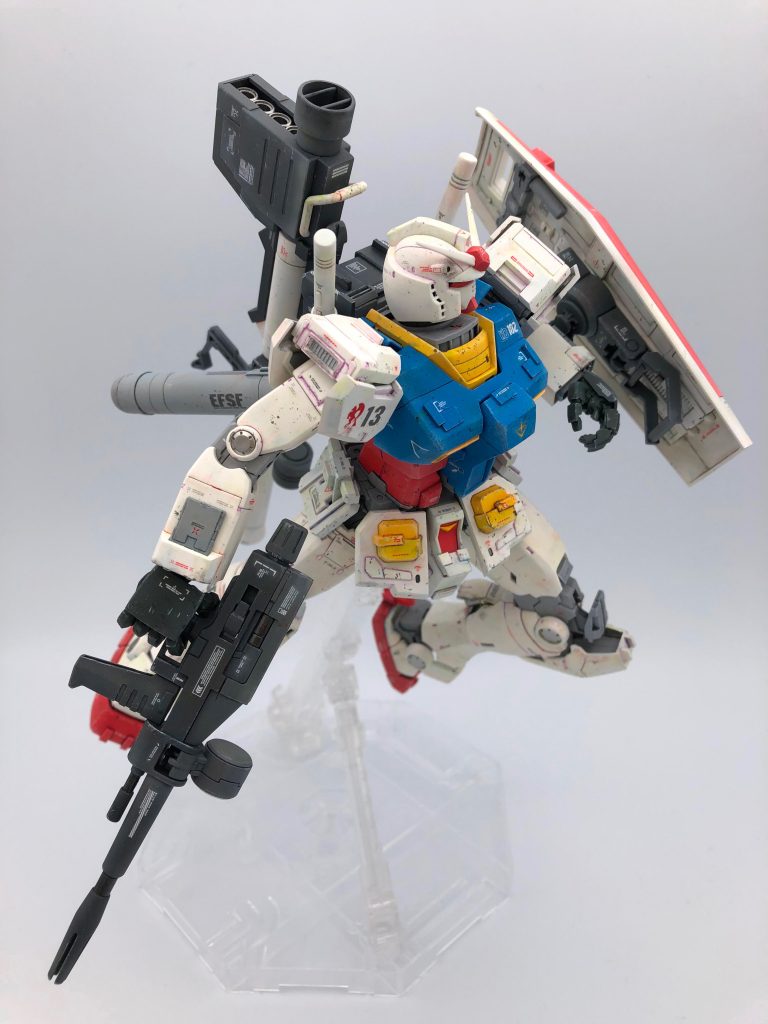 ジオン公国の赤い彗星シャア・アズナブルと並び称される伝説のMSパイロット、アムロ・レイは、史上初のMS戦となるサイド7の初実戦から、最終戦と言われるア・バオア・クー攻防戦に至るまで、このRX-78と共に数多くの戦場に繰り出し、撃墜数のみならず撃破した対象がトップエースたちやVIPであったり、MS単機では太刀打ちできないようなMA群を含んでいたりなどから、一年戦争最大の戦績をあげたとも言われている。